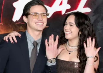 Mary Mouser y Tanner Buchanan anuncian su compromiso