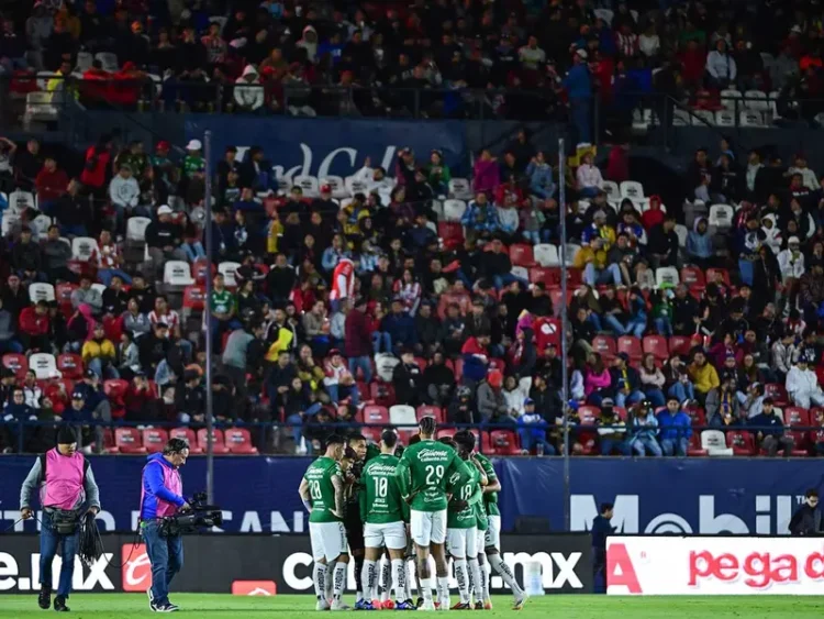 Violencia en las gradas: Aficionados de San Luis y León protagonizan riñas tras el partido