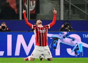 Santiago Giménez brilla en el Milan y recibe nuevo apodo en Italia