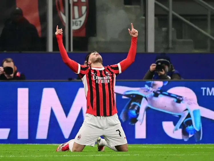 Santiago Giménez brilla en el Milan y recibe nuevo apodo en Italia