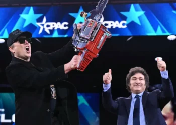 Milei regala una motosierra a Musk en convención ultraconservadora