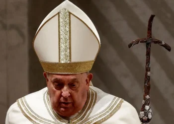 Papa Francisco «no está fuera de peligro», pero tiene mejoría: afirma médico de Roma