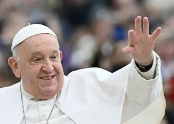 El Papa Francisco muestra mejoría, pero continuará bajo observación médica
