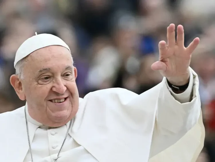 El Papa Francisco muestra mejoría, pero continuará bajo observación médica