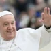 El Papa Francisco muestra mejoría, pero continuará bajo observación médica