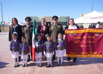 Abanderan a 20 escuelas en el Día de la Bandera