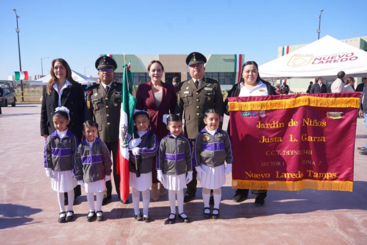 Abanderan a 20 escuelas en el Día de la Bandera