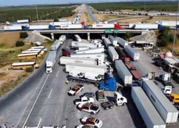 HOY EN PUENTE III Amenazan transportistas con paro por largas filas