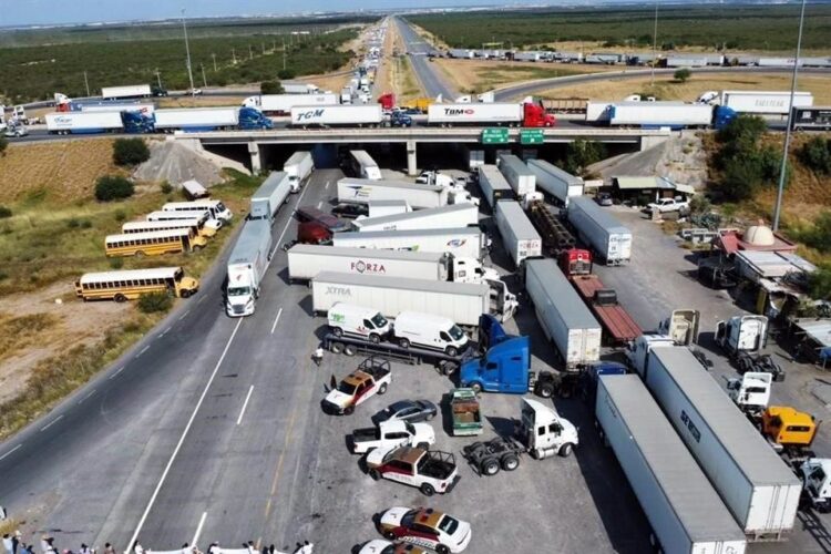 HOY EN PUENTE III Amenazan transportistas con paro por largas filas