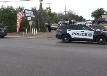 Niña deambulaba y tenía hambre; arrestan a Mamá