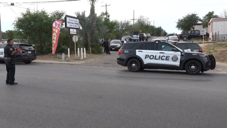 Niña deambulaba y tenía hambre; arrestan a Mamá