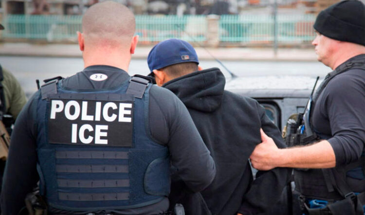 VAN TRES CASOS Falsos agentes de ICE intimidan a estudiantes