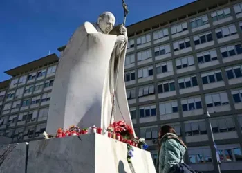 Papa Francisco ingresado por bronquitis y emite mensaje desde el hospital