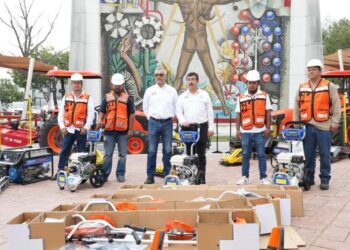 Entrega rector de la UAT equipo para el mantenimiento de campus