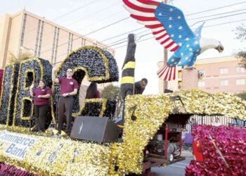 Alegría y colorido en Desfile Bajo las Estrellas de WBCA