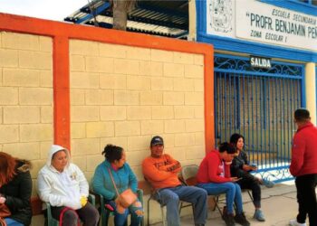 CAOS POR INSCRIPCIONES Padres acampan hasta 72 horas por una ficha
