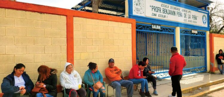 CAOS POR INSCRIPCIONES Padres acampan hasta 72 horas por una ficha