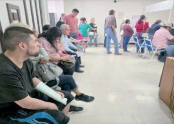 ASEGURA EL CREDE Escuelas aplican estrategias para evitar largas filas en inscripciones