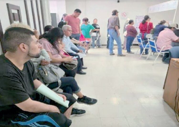 ASEGURA EL CREDE Escuelas aplican estrategias para evitar largas filas en inscripciones