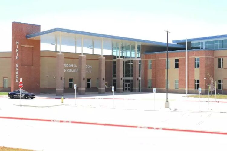 Denuncian a estudiante por robar a su entrenador