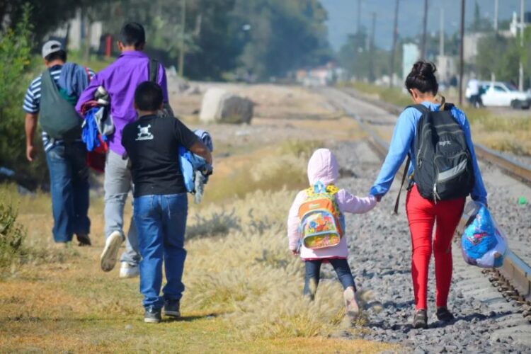 GOBIERNO DE EE.UU. Restablece ayuda legal para niños migrantes