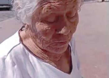 Chofer de transporte urbano pone en riesgo a una abuelita