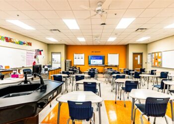 Suspenden clases por ruptura de tubería de agua