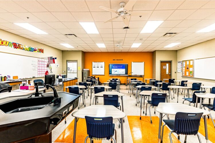 Suspenden clases por ruptura de tubería de agua