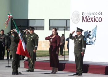 CARMEN LILIA CANTUROSAS Participa en ceremonia del Día de la Bandera