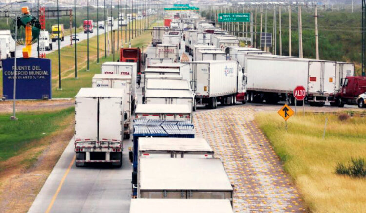 REPORTAN FILAS DE 5 KMS. Reanuda con fallas la Aduana de NLD