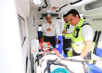 Entrega Américo 16 nuevas ambulancias al sector salud
