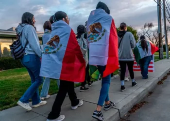 SRE refuerza atención en salud mental para migrantes en EE.UU.