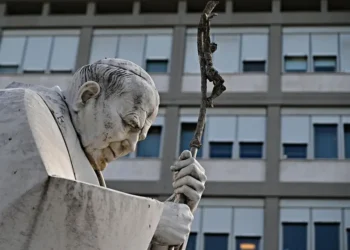 Papa Francisco muestra mejoría, pero su estado sigue siendo delicado