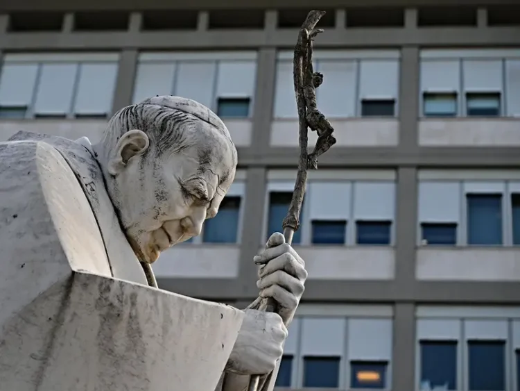 Papa Francisco muestra mejoría, pero su estado sigue siendo delicado