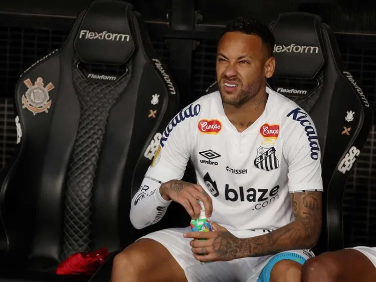Neymar es criticado en Brasil por asistir al carnaval estando lesionado