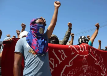 Bloquean normalistas de Ayotzinapa la Autopista del Sol, piden el pago de sus becas