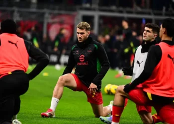 Santiago Giménez enfrenta falta de apoyo en el Milan, destacan en Italia