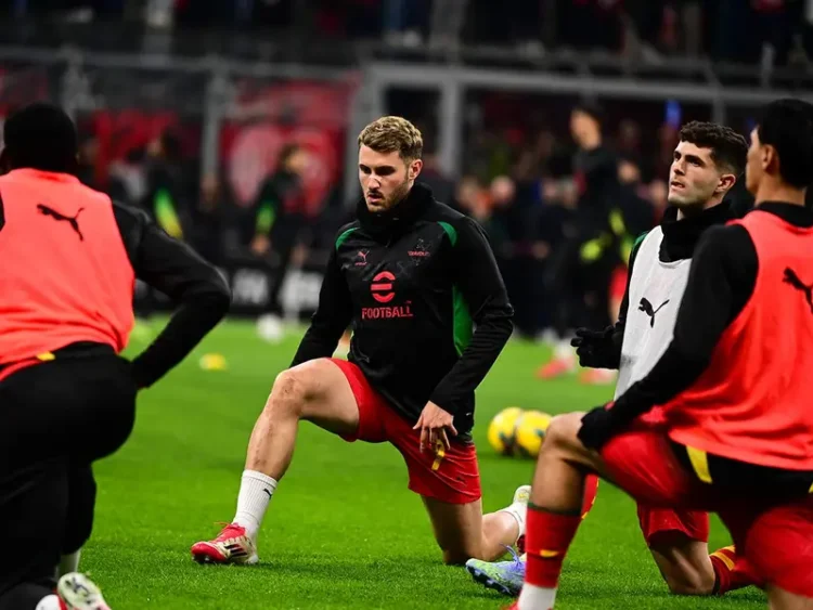 Santiago Giménez enfrenta falta de apoyo en el Milan, destacan en Italia