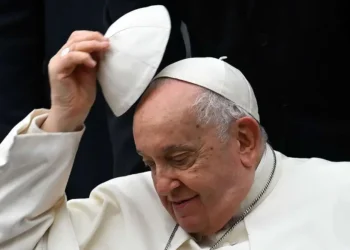 Papa Francisco permanece estable mientras continúa su tratamiento médico