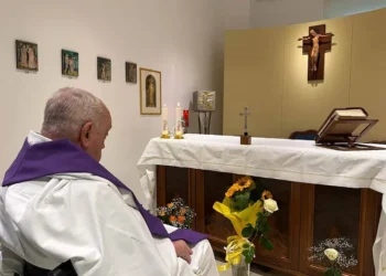 Vaticano comparte foto del Papa Francisco después de varios días hospitalizado en Roma