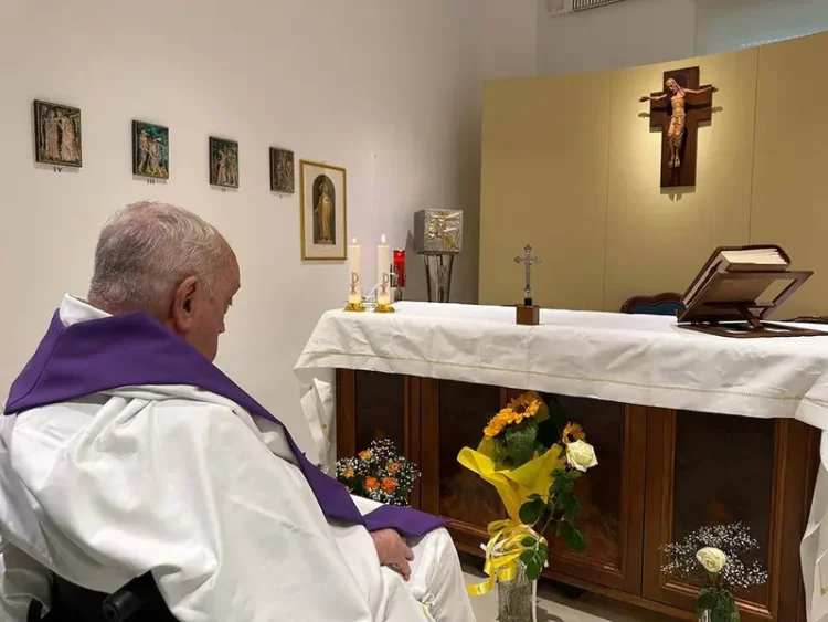 Vaticano comparte foto del Papa Francisco después de varios días hospitalizado en Roma