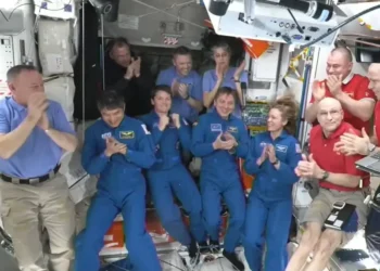 Astronautas de la NASA regresan a la Tierra tras nueve meses en el espacio