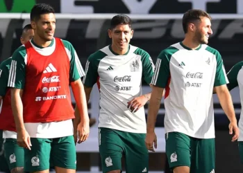 Javier Aguirre considera viable alinear juntos a Santiago Giménez y Raúl Jiménez