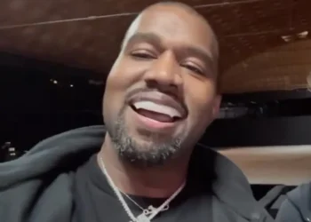 Kanye West sorprende al cantar en español junto a Peso Pluma