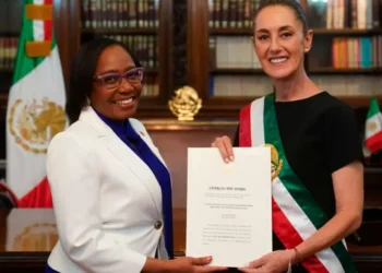 Sheinbaum da la bienvenida oficial a embajadores en Palacio Nacional