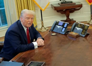 Trump recupera su botón rojo para pedir Coca-Cola en la Oficina Oval: «Todos creen que es la bomba nuclear»