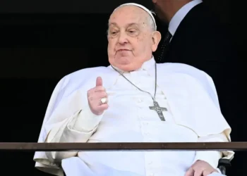 Papa Francisco regresa al Vaticano, pero permanece fuera de la vista pública