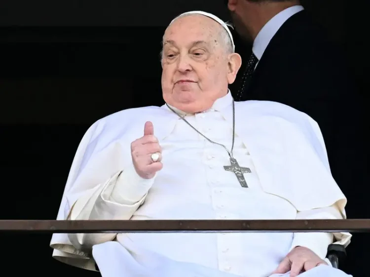 Papa Francisco regresa al Vaticano, pero permanece fuera de la vista pública