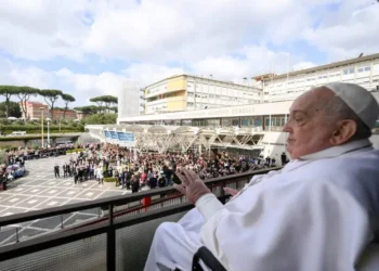 El Papa Francisco «rozó la muerte» durante su hospitalización, revela su médico