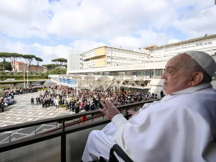 El Papa Francisco «rozó la muerte» durante su hospitalización, revela su médico